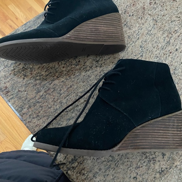 Toms size 10 booties
Gently used condition
Warn a handful of of times - Picture 4 of 5